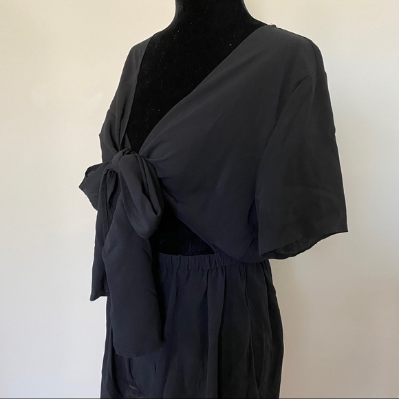 Front bow tie short sleeve romper - Picture 2 of 7